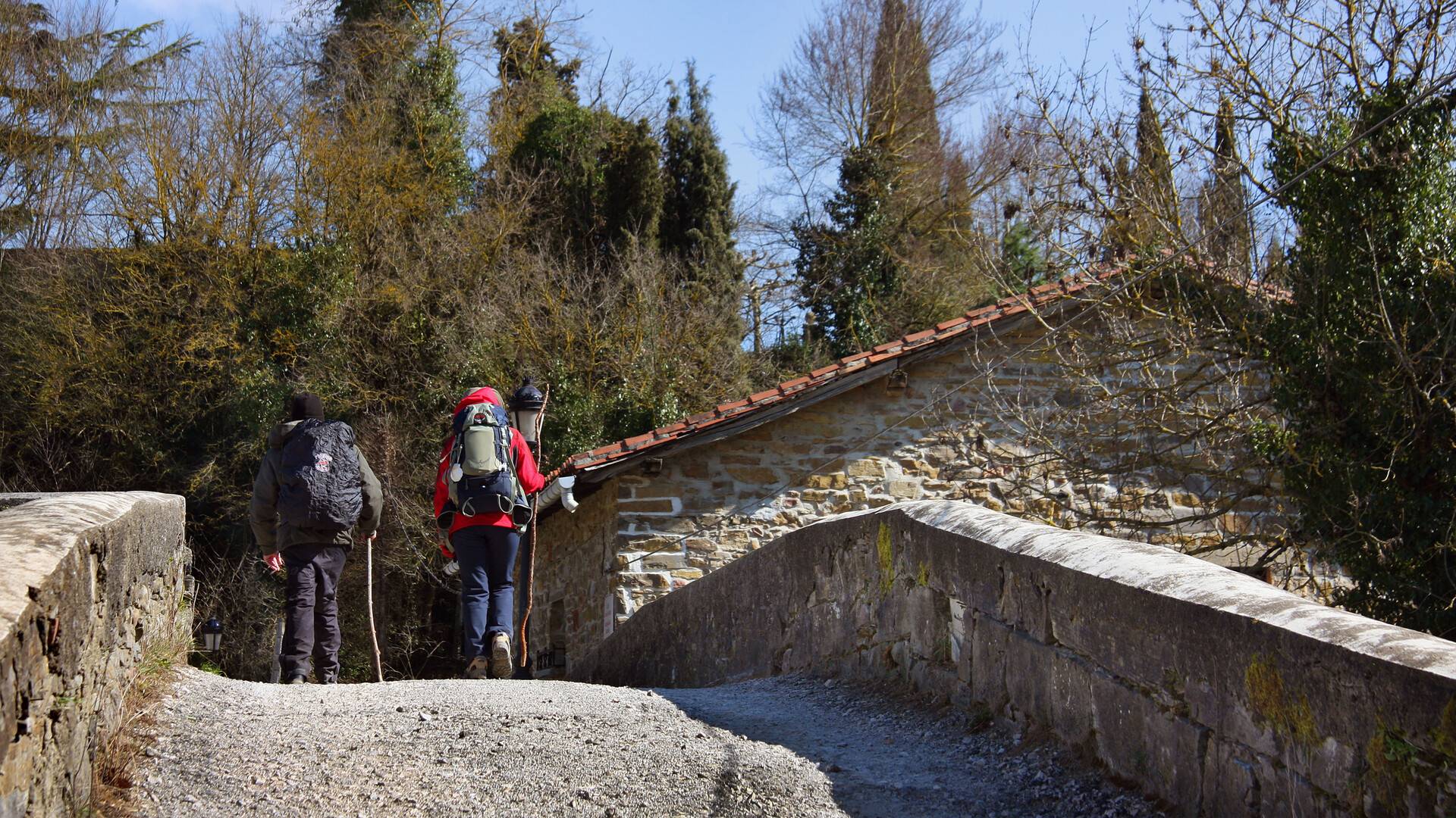 Dos peregrinos cruzando el puente de Zubiri